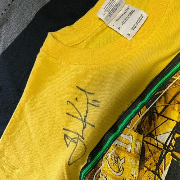 Size small t shirt - Picture 3 of 3